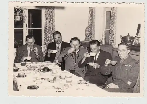 (F20158) Orig. Foto Herren sitzen am Kaffeetisch 1956
