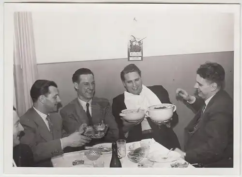 (F20156) Orig. Foto Herren essen am Tisch 1956