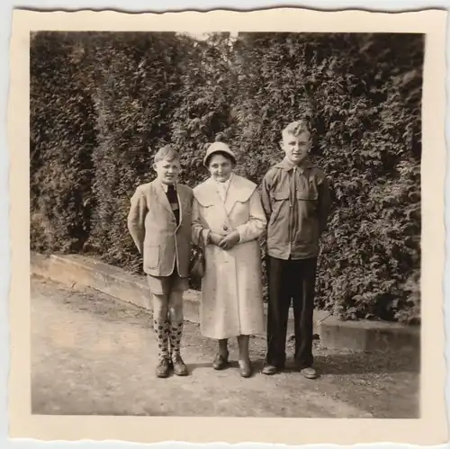 (F20153) Orig. Foto Mutter mit Söhnen, Spaziergang in Paderborn 1956