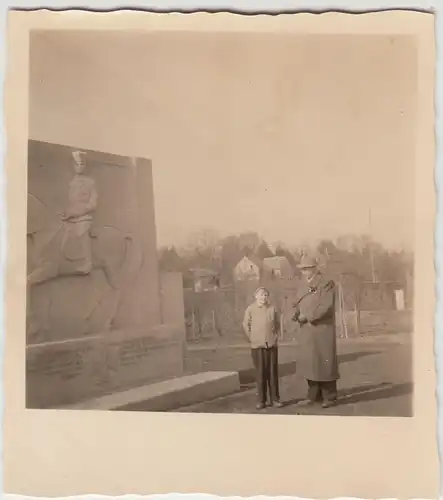 (F20150) Orig. Foto Paderborn Neuhaus, Vater m. Sohn am Kriegerdenkmal 1956