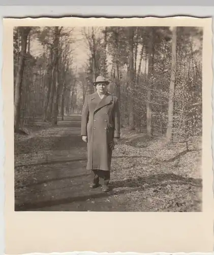 (F20149) Orig. Foto Herr im Wald, Spaziergang in Paderborn 1956