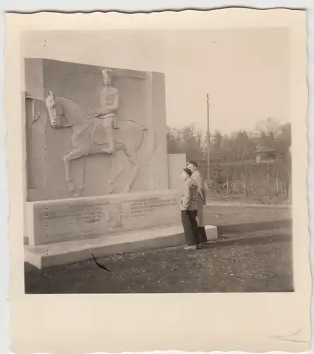 (F20143) Orig. Foto Paderborn Neuhaus, Jungs am Kriegerdenkmal 1955