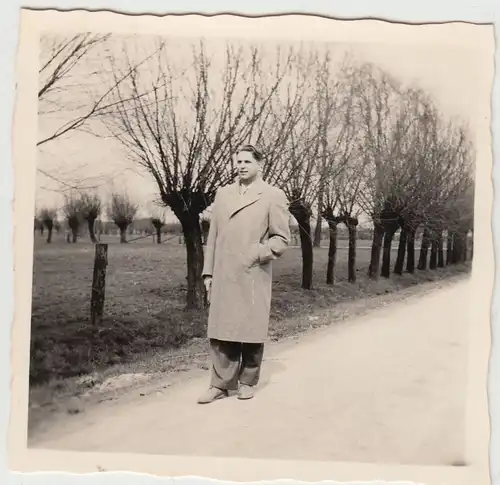 (F20137) Orig. Foto Mann auf dem Weg, Wanderung bei Paderborn 1955