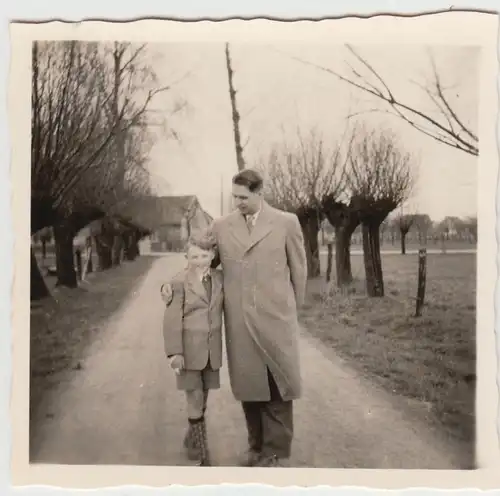 (F20135) Orig. Foto Vater u. Sohn auf dem Weg, Wanderung bei Paderborn 1955