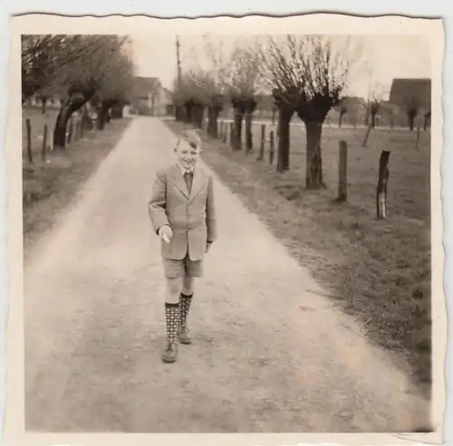 (F20134) Orig. Foto Junge auf dem Weg, Wanderung bei Paderborn 1955
