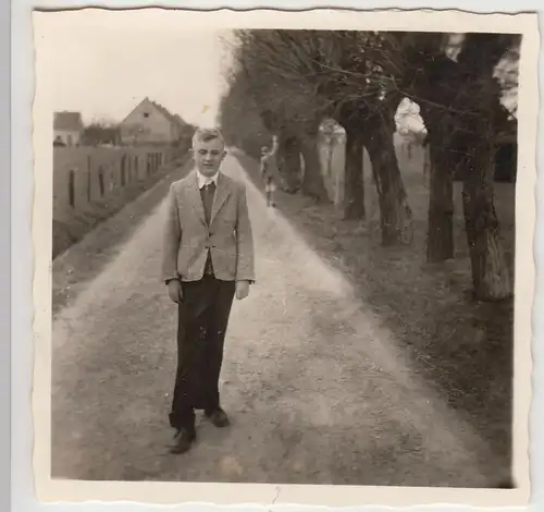 (F20133) Orig. Foto Junge auf dem Weg, Wanderung bei Paderborn 1955