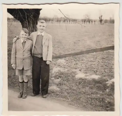 (F20131) Orig. Foto Jungs am Straßenrand, Wanderung bei Paderborn 1955