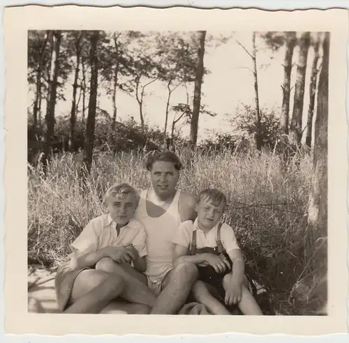 (F20129) Orig. Foto Vater und Söhne im Freien, Ausflug Wanderung 1955