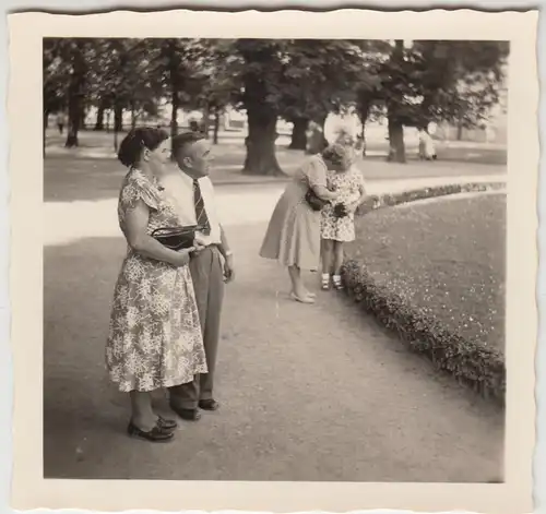 (F20122) Orig. Foto Bad Pyrmont, Personen im Kurpark 1955