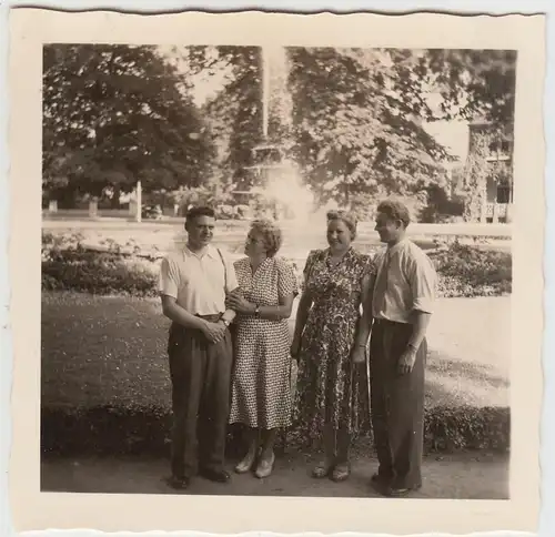 (F20120) Orig. Foto Bad Pyrmont, Personen vor Brunnen 1955