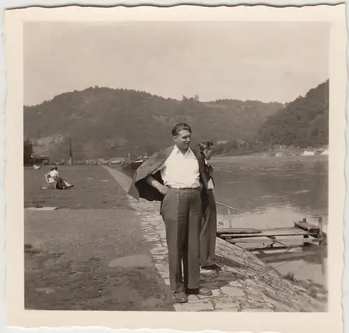 (F20119) Orig. Foto Bodenwerder, Männer am Ufer der Weser 1955