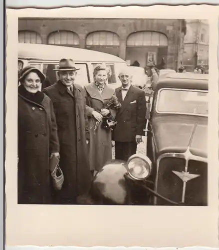 (F20115) Orig. Foto Paderborn, Personen mit Hanomag Pkw auf dem Markt 1954