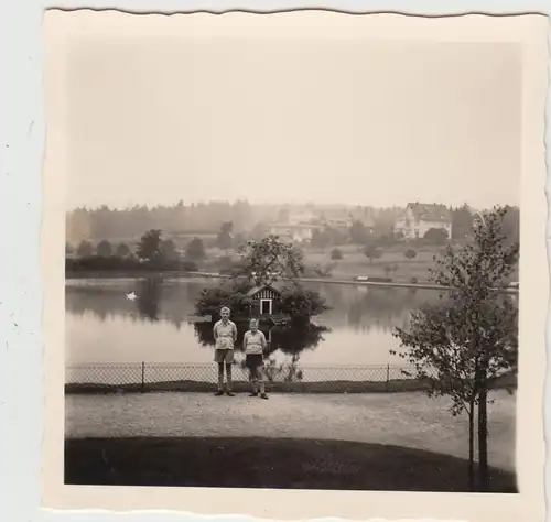(F20110) Orig. Foto Hahnenklee, Jungs vor dem Schwanenteich 1955