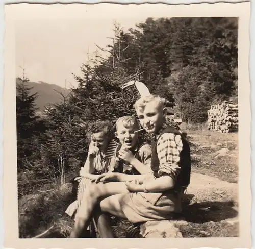 (F20108) Orig. Foto Okertal, Mutter m. Söhne, Rast an den Kästeklippen 1955