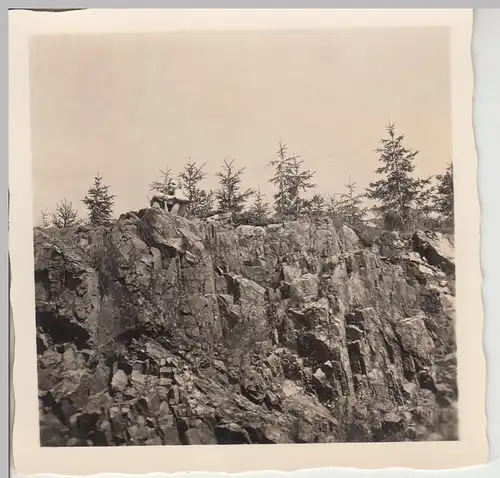 (F20103) Orig. Foto Junge auf Fels, Wanderung Okertal Kästeklippen, 1955