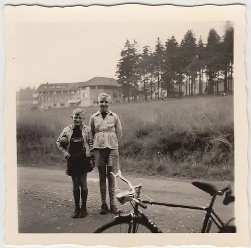 (F20099) Orig. Foto Jungs mit Fahrrad vor Jugendherberge Torfhaus 1955