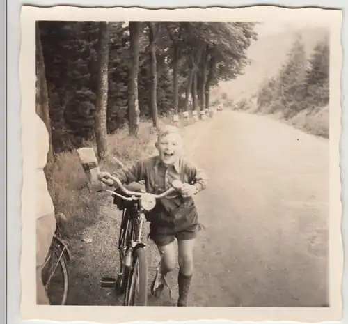 (F20097) Orig. Foto Junge m. Fahrrad, Tour v. Goslar n. Torfhaus 1955