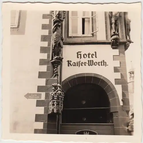 (F20092) Orig. Foto Goslar, Hotel Kaiser-Worth, Detail m. Dukatenmännchen 1955