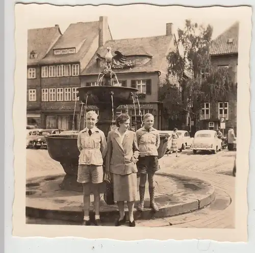 (F20091) Orig. Foto Goslar, Mutter u. Söhne auf dem Marktplatz 1955