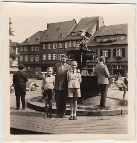 (F20090) Orig. Foto Goslar, Vater u. Söhne auf dem Marktplatz 1955