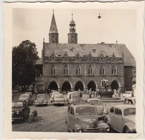 (F20089) Orig. Foto Goslar, Rathaus, Pkw's auf dem Markt 1955