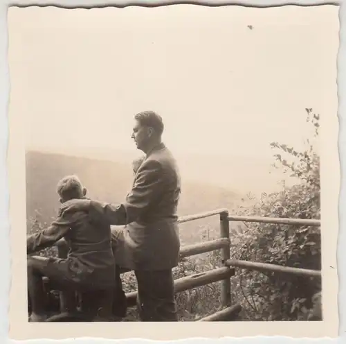 (F20086) Orig. Foto Goslar, Vater m. Sohn auf Aussichtspunkt 1955