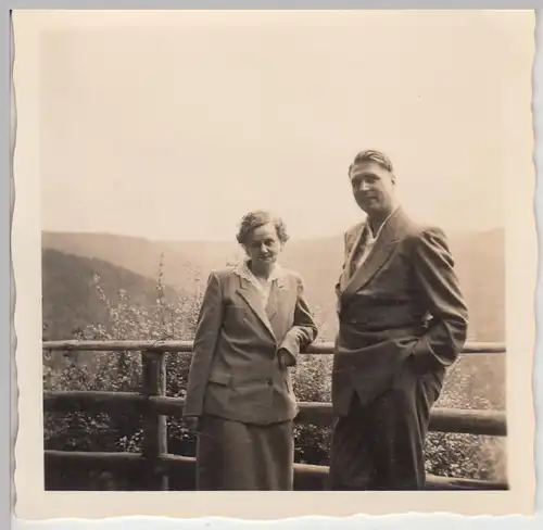 (F20085) Orig. Foto Goslar, Herr u. Frau auf Aussichtspunkt 1955