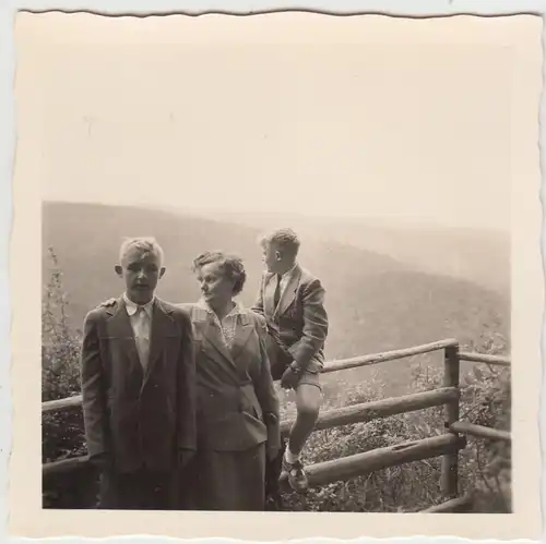 (F20084) Orig. Foto Goslar, Frau m. Söhne auf Aussichtspunkt 1955