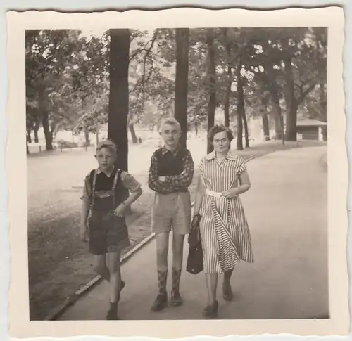 (F20077) Orig. Foto Bad Harzburg, Mutter m. Söhnen im Kurpark 1955