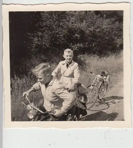 (F20073) Orig. Foto Jungs m. Fahrrad zwischen Seesen und Goslar 1955