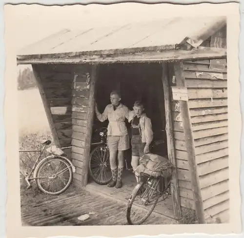 (F20069) Orig. Foto Hütte, Bushaltestelle zw. Gandersheim u. Seesen 1955