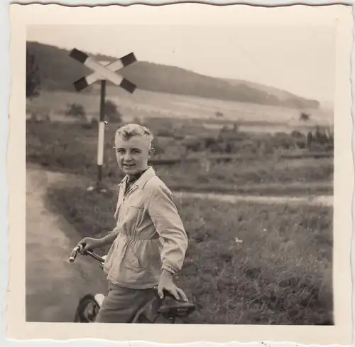 (F20065) Orig. Foto Junge am Bahnübergang zw. Einbeck und Billerbeck 1955