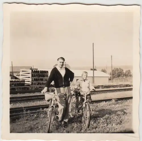 (F20062) Foto Vater u. Sohn m. Fahrrad a. Bahngleis zw. Dassel u. Einbeck 1955