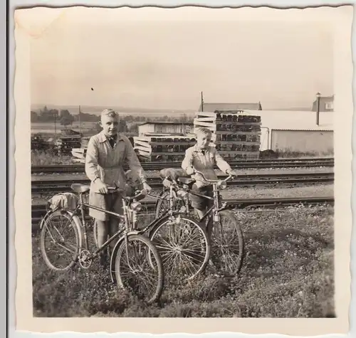 (F20061) Orig. Foto Jungs m. Fahrrad a. Bahngleis zw. Dassel u. Einbeck 1955