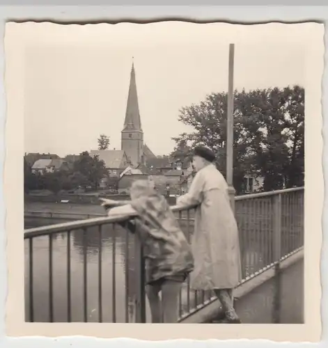 (F20059) Orig. Foto Holzminden, Personen auf Weserbrücke 1955