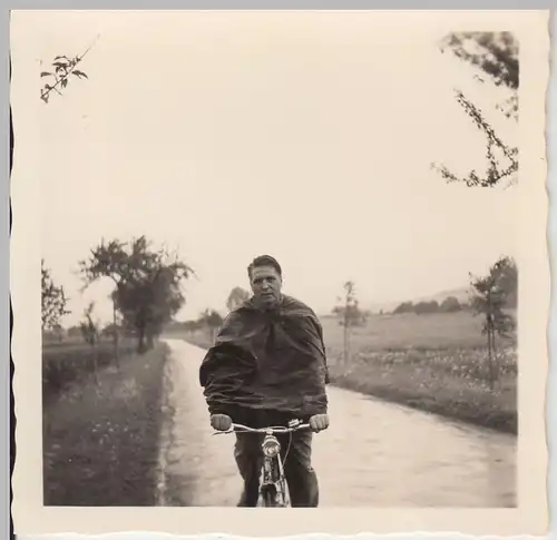 (F20058) Foto Mann mit Fahrrad auf nasser Straße zw. Pömbsen u. Nieheim 1955