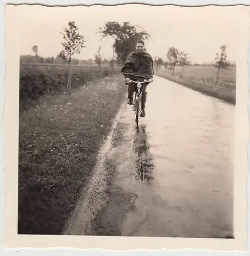 (F20057) Foto Mann mit Fahrrad auf nasser Straße zw. Pömbsen u. Nieheim 1955