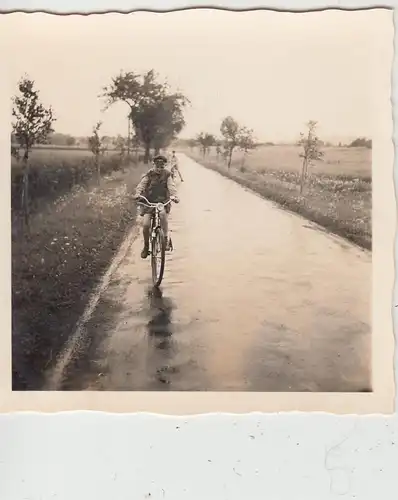 (F20055) Foto Junge mit Fahrrad auf nasser Straße zw. Pömbsen u. Nieheim 1955