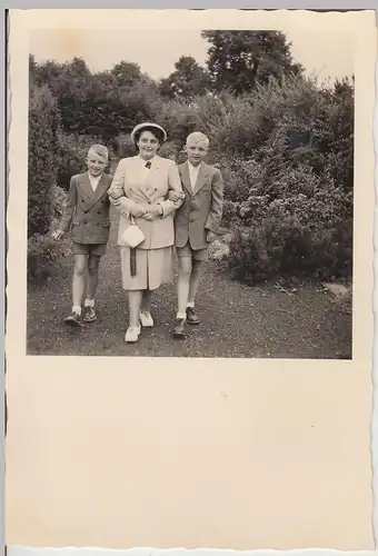(F20051) Orig. Foto Frau und 2 Jungs spazieren 1953