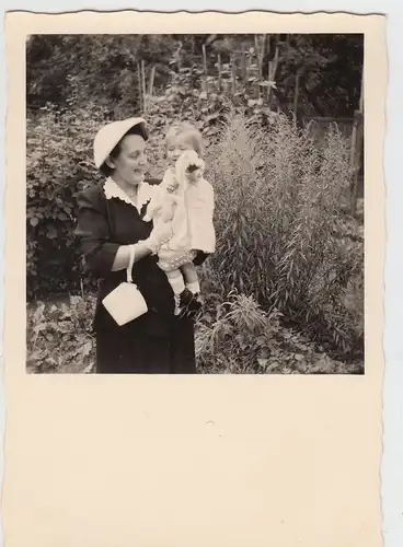 (F20050) Orig. Foto Frau mit Kleinkind auf Arm im Freien 1953