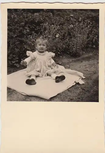(F20049) Orig. Foto Kleinkind sitzt auf Decke im Garten 1953