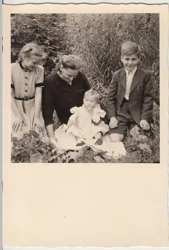 (F20048) Orig. Foto Personen mit Kleinkind im Garten 1953