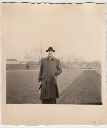 (F20046) Orig. Foto Mann im Mantel spaziert an der Pader 1953