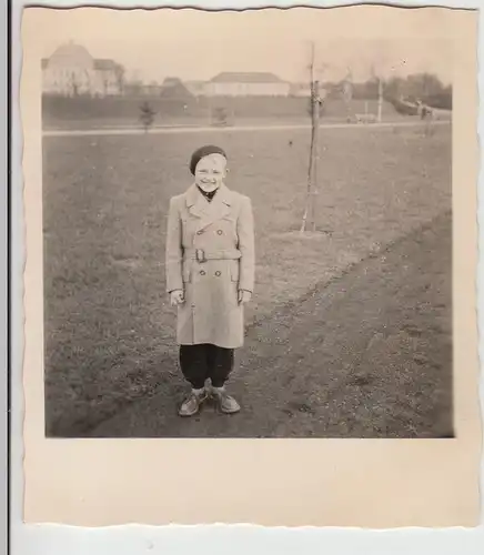 (F20045) Orig. Foto Junge im Mantel spaziert an der Pader 1953