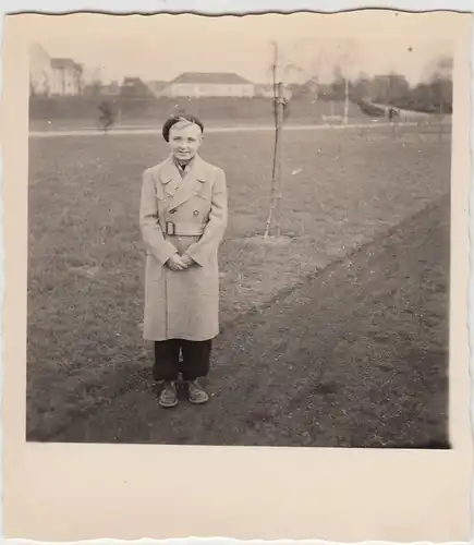 (F20044) Orig. Foto Junge im Mantel spaziert an der Pader 1953