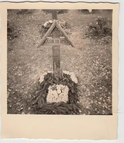 (F20037) Orig. Foto Grab von Käthe Hermes auf Friedhof in Essen 1954