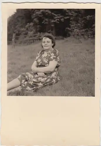(F20032) Orig. Foto Frau sitzt auf Wiese (Radtour nach Altenbeken) 1953