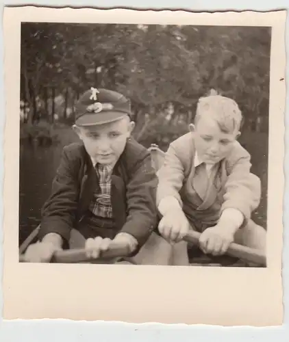 (F20029) Orig. Foto 2 Jungs rudern im Boot 1954