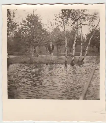 (F20028) Orig. Foto Junge auf Insel in einem Fischteich 1954