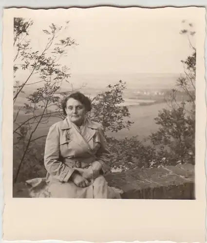 (F20025) Orig. Foto Frau sitzt auf Mäuerchen, an der Weser 1954